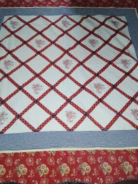 SHABBY CHIC QUILT EMBROIDERED FLORAL PAISLEY SCALLOPED HANDMADE COTTAGE 83 x 80